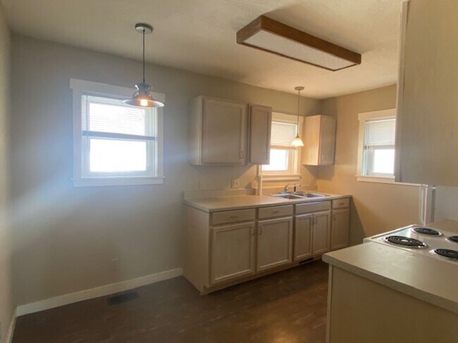 Building Photo - Adorable 2 Bedroom Early August
