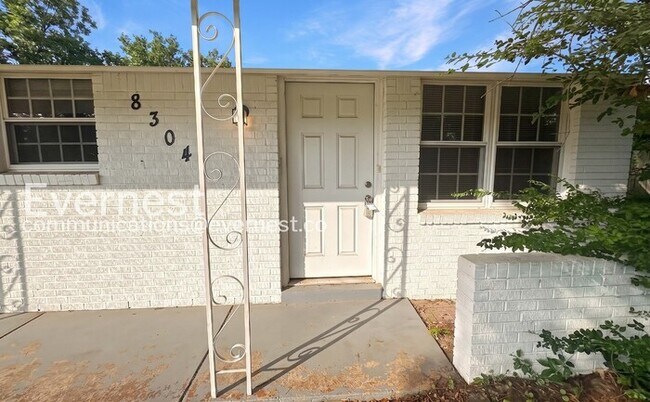 Building Photo - Cozy Home with Fenced Yard and Parking. / 3 Bed & 1 Bath / Availability Now!