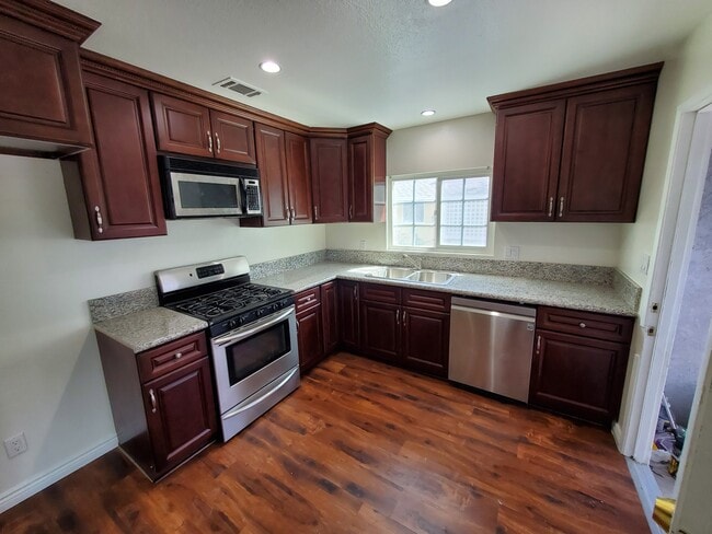 Building Photo - 1004 S Bruce Ln