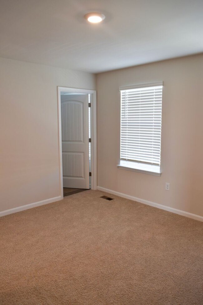 Building Photo - Stunning NEW Townhouse in Heritage Trace!