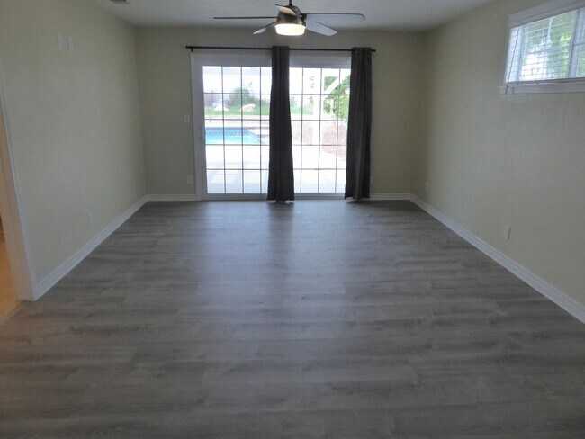 Building Photo - 3 Bedroom Pool Home in Saugus!