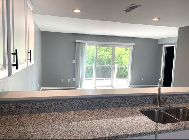 Building Photo - 101 Kingsway Ct