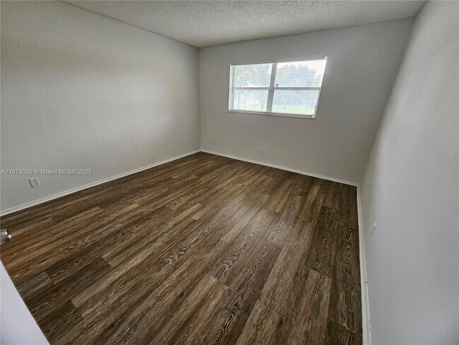 Building Photo - 7820 S Colony Cir