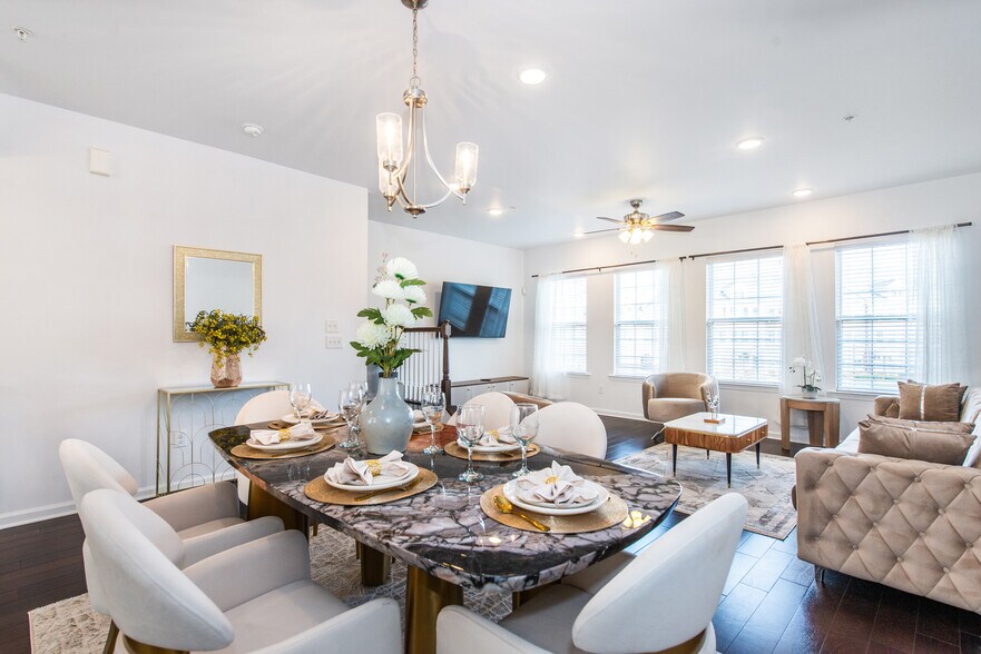 Dining room - 33 Landmark Ln