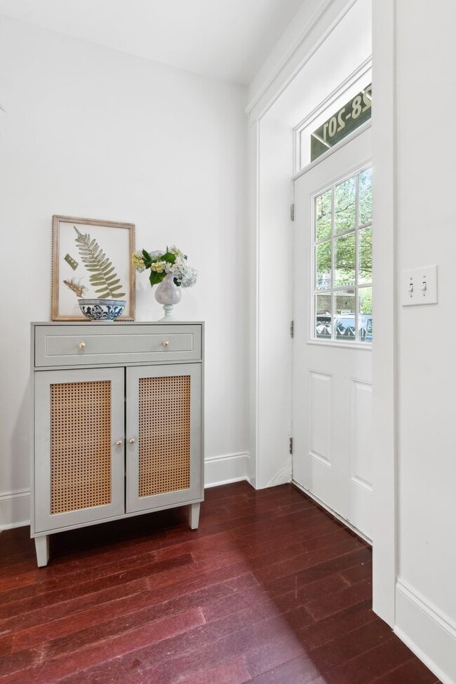 Building Photo - Fully Furnished 2BR Condo with Designer Touches in Shelmore Village