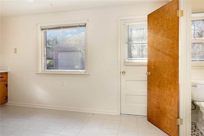 Building Photo - 16 Summit St