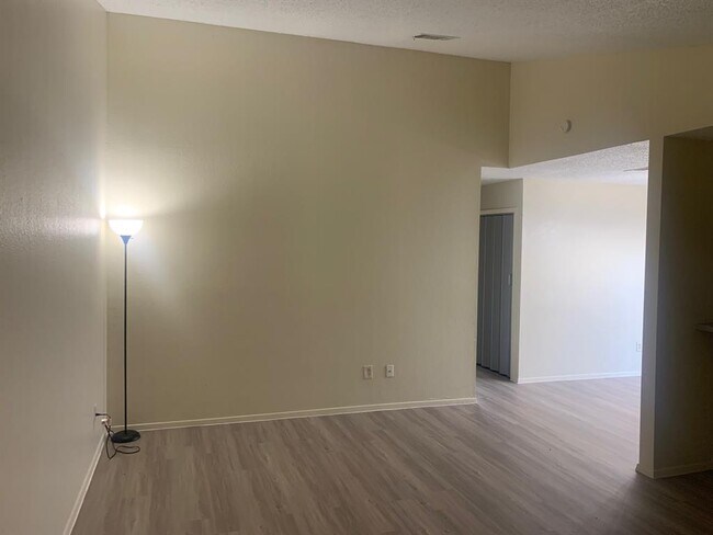 Building Photo - 523 Greenlawn Blvd
