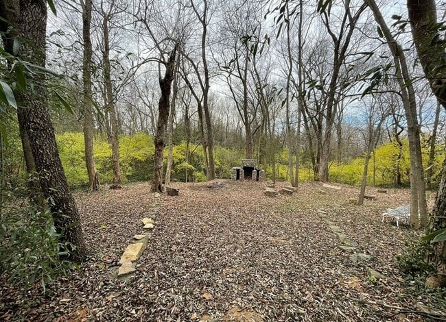 Building Photo - Charming 3-Bedroom Home in Crestwood with a Private Creekside Backyard