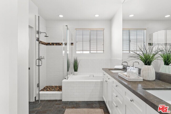 Building Photo - 5350 Playa Vista Dr