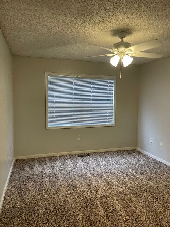 Building Photo - Dunwoody Townhomes - End Unit!