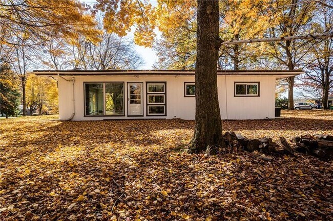 Building Photo - 412 Sawmill Run Rd