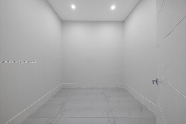 Building Photo - 3142 Carter St