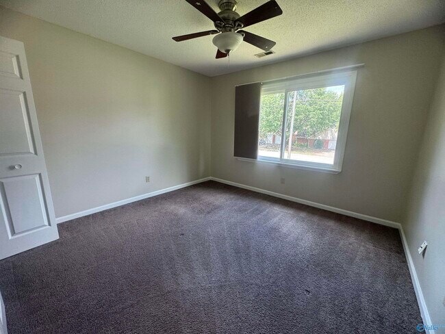 Building Photo - 915 Highland Dr