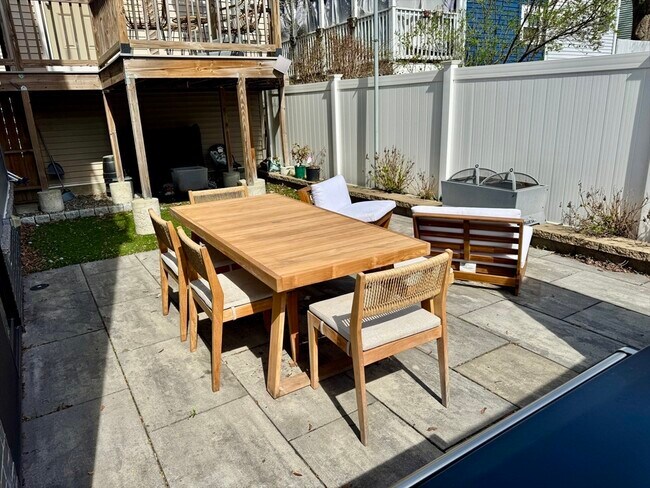 Building Photo - 22 Parker St