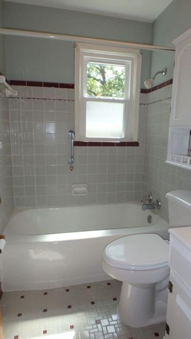 Building Photo - Wonderful 3 Bed 1 Bath House w/ Bonus Room!