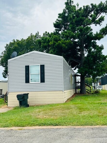 Building Photo - 139 Neches Dr