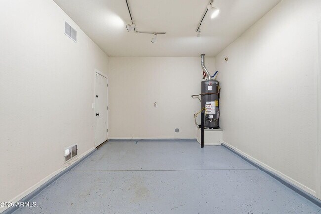 Building Photo - 11402 W Alvarado Rd