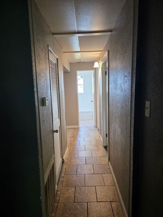 Building Photo - Nice 3BD/1BA