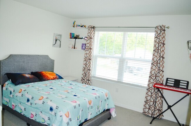 Building Photo - 5 Bedroom 3 Bath in Avalon Woods in Newberry