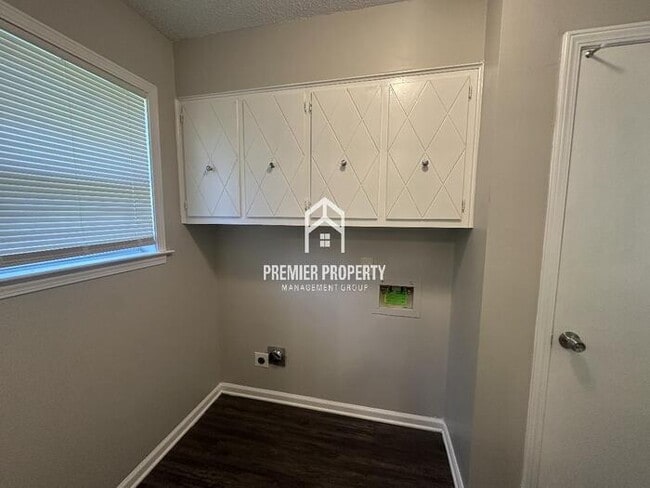 Building Photo - 7086 Hillshire Dr
