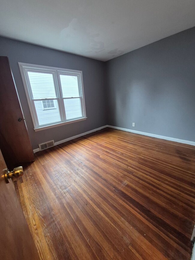 Building Photo - 409 W Hickory St