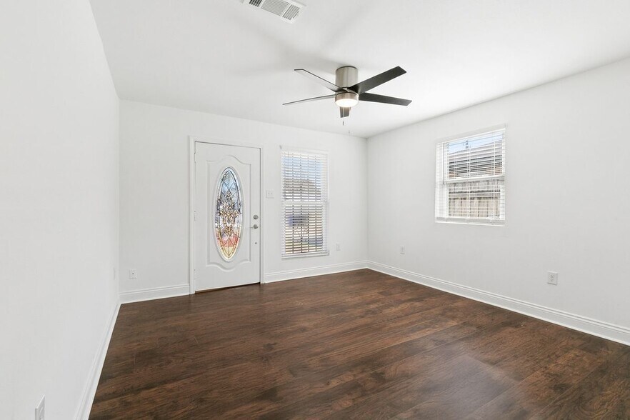 Building Photo - 2420 Dubreuil St