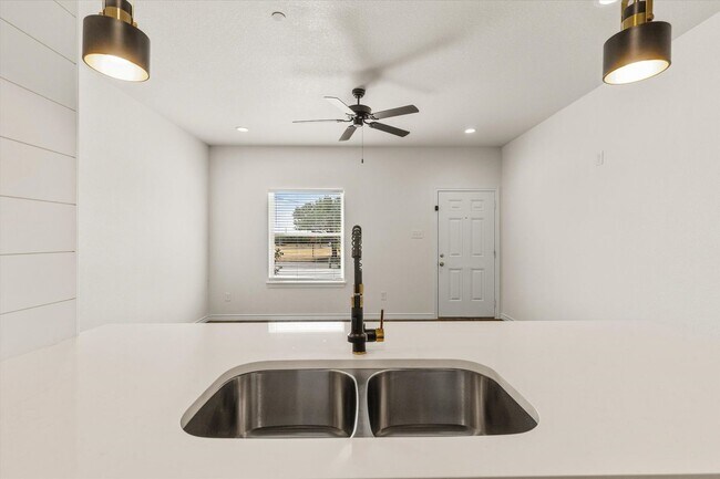 Building Photo - 1402 Courtney Pl