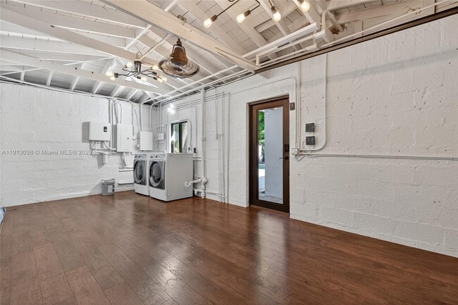 Building Photo - 465 NE 52nd St