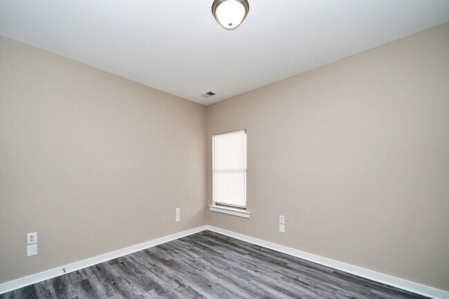 Building Photo - 5525 Blue Jay Cir