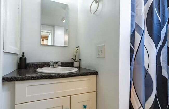 Building Photo - 1006 Newton St