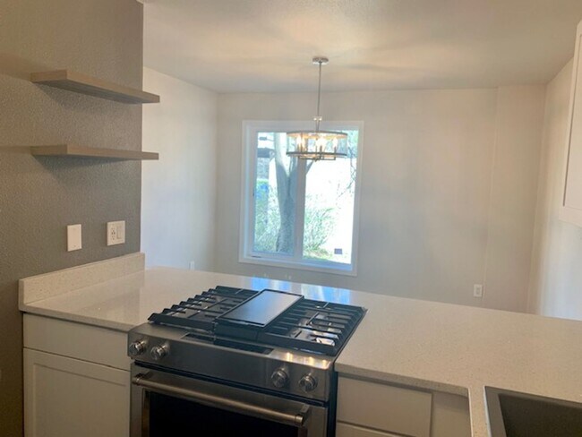 Building Photo - Inviting 2BR Gem with Balcony Views in For...