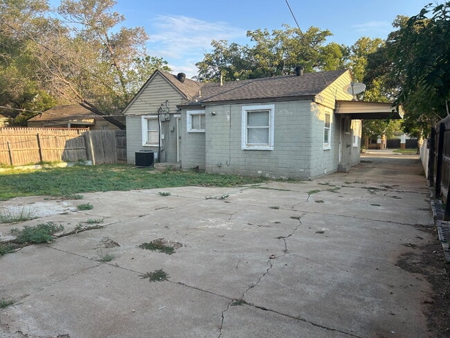 Building Photo - 6 Month Lease Special at $950/Month!