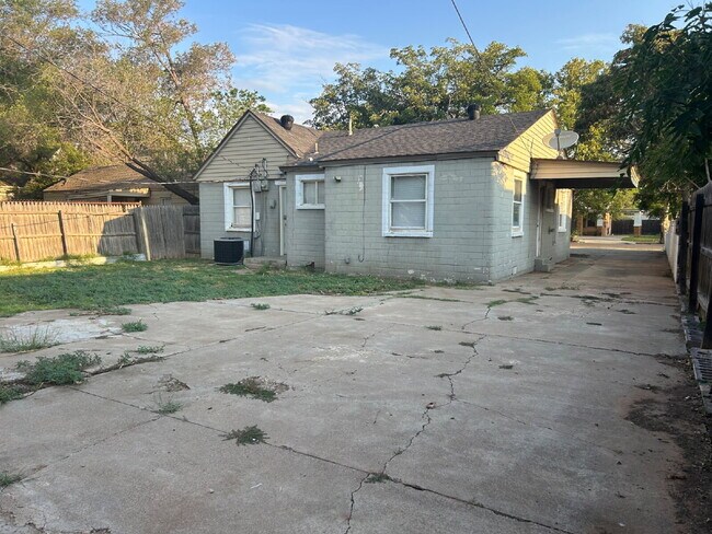 Building Photo - Charming 3-Bedroom Home with 2 Baths in th...