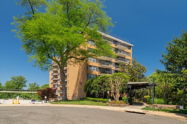 Building Photo - Sophisticated High-Rise Living in Prime Arlington Location
