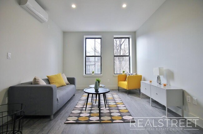 Building Photo - Giant 1 BED in Bushwick!