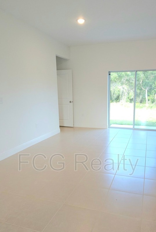 Building Photo - 247 Marion Oaks Manor