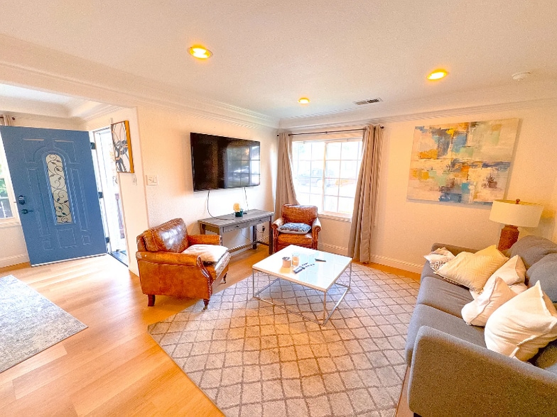 Building Photo - 1532 Cypress Ave