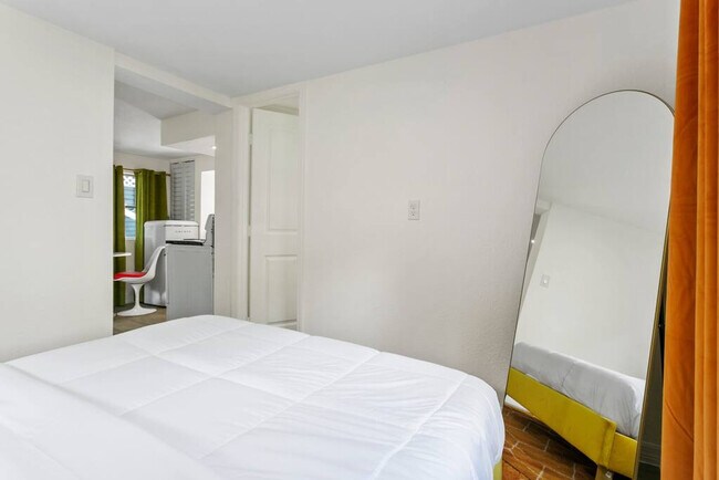 Building Photo - 5708 N Suwanee Ave