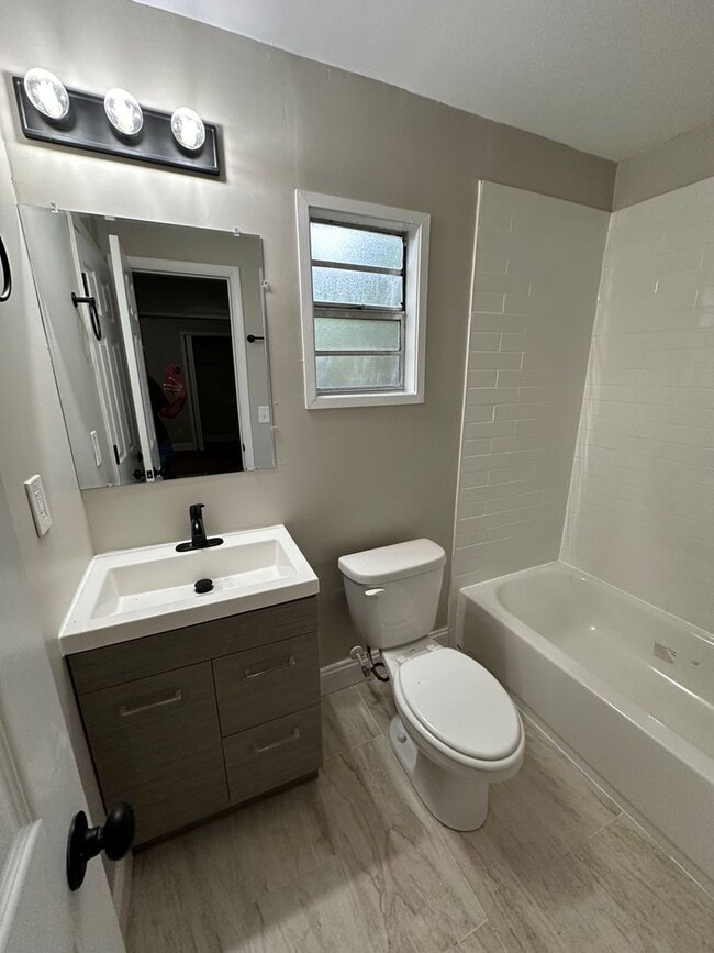 Building Photo - **4/2 BR Single Family home : Available Now