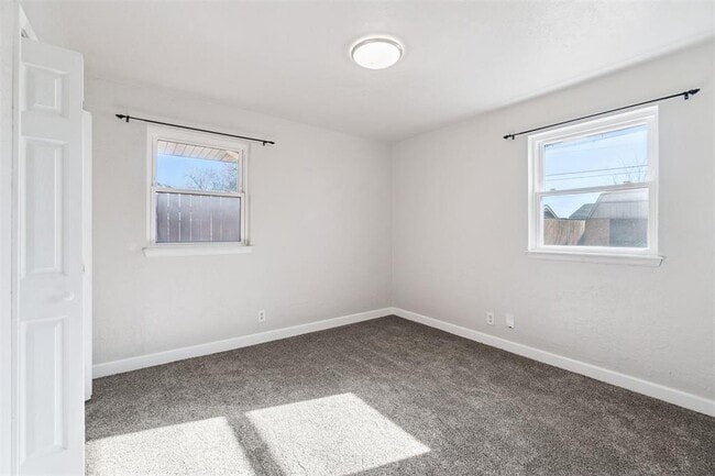 Building Photo - 4824 Elmview Dr