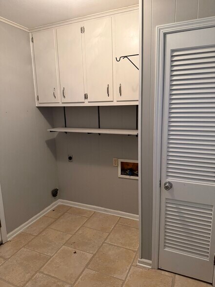 Washer Dryer Hookup - 7241 Renda St