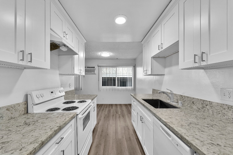 Building Photo - 1009 N Edinburgh Ave