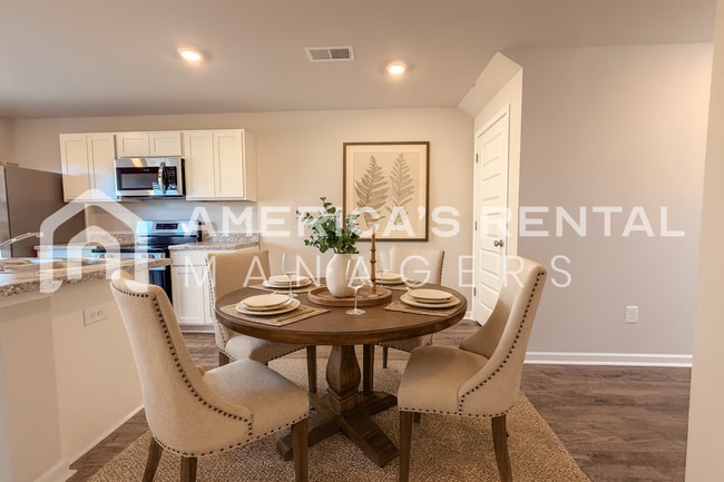 Building Photo - Stylish two level home with open concept l...