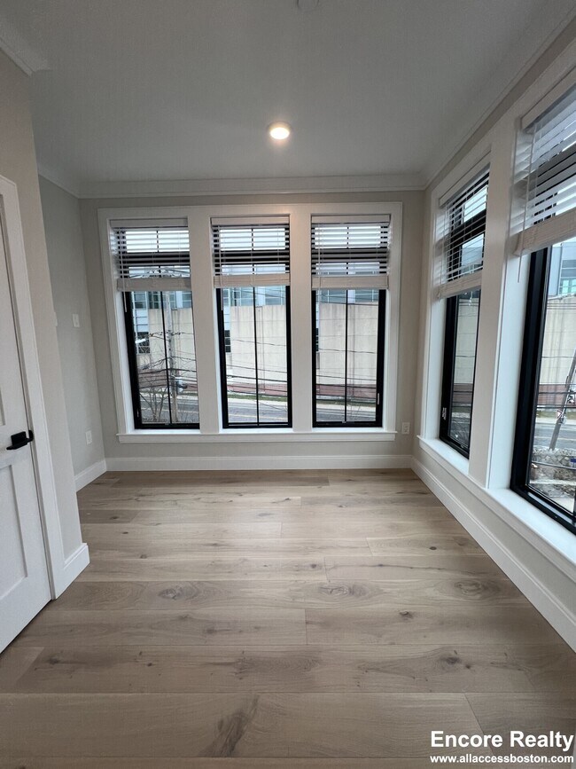 Building Photo - 157 Everett St