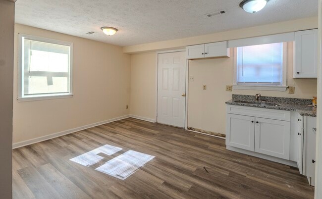 Building Photo - 922 Southern Hills Dr