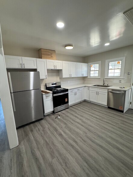 Building Photo - 1468 E Chevy Chase Dr