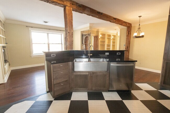 Building Photo - Upscale Luxury Downtown Apartment