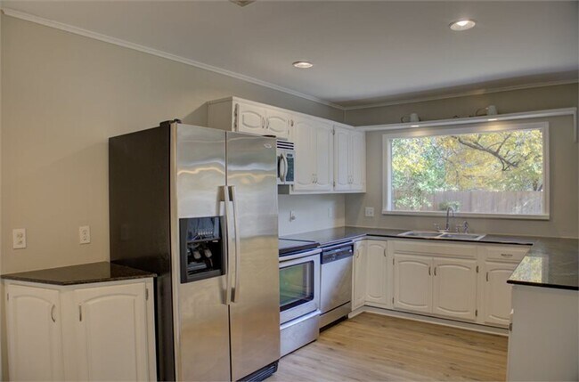 Building Photo - Beautiful Ranch-Style Rental in Marion Gar...