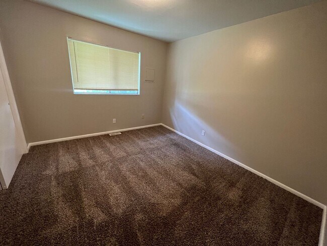 Building Photo - Coming Soon! Charming 2Bed/1Bath Duplex