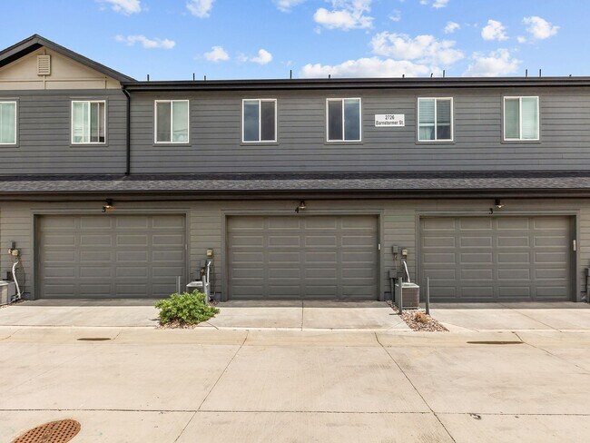 Building Photo - Beautiful 3 Bed 2.5 Bath Townhome in North East Fort Collins!